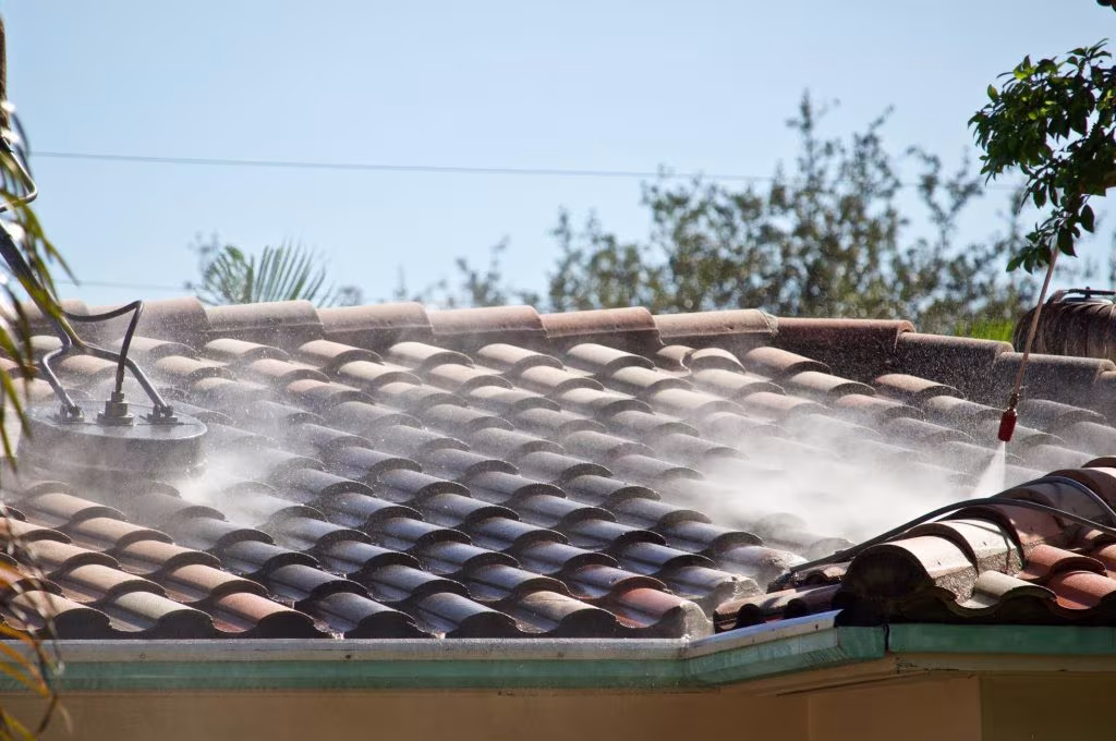 Nettoyage et démoussage de toiture de maison dans les Landes avec traitement haute pression