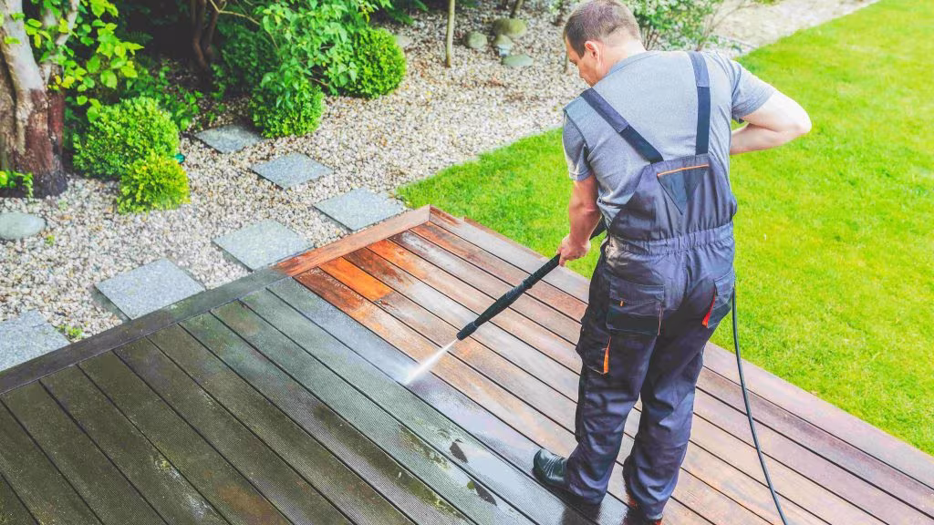 Nettoyage de terrasse en bois dans les Landes avec lavage haute pression pour éliminer les salissures extérieures