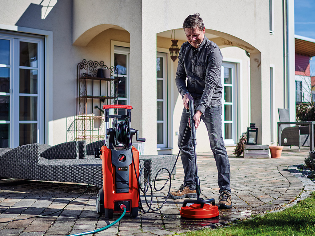 Artisan réalisant le nettoyage d’une terrasse au nettoyeur haute pression dans le Lot-et-Garonne