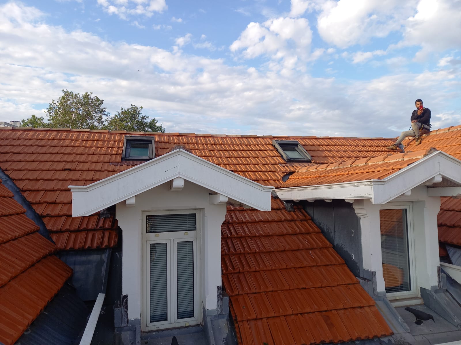 Nettoyage toiture maison Lot-et-Garonne par artisan sur toiture en tuiles