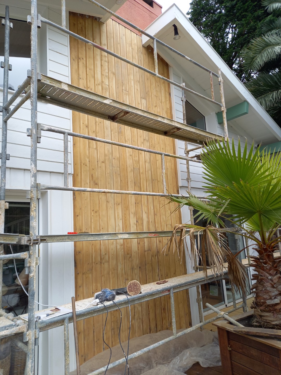 Travaux de peinture extérieure et rénovation de façade de maison dans les Landes avec intervention sur bardage