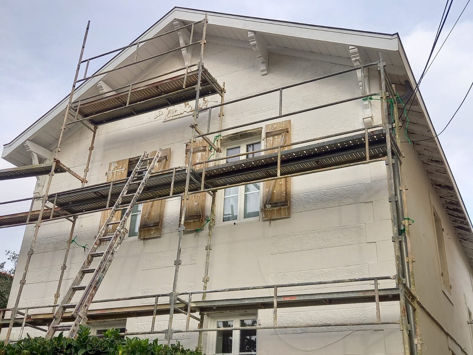 Chantier de rénovation et peinture extérieure de façade de maison dans le Lot-et-Garonne avec préparation sur échafaudage