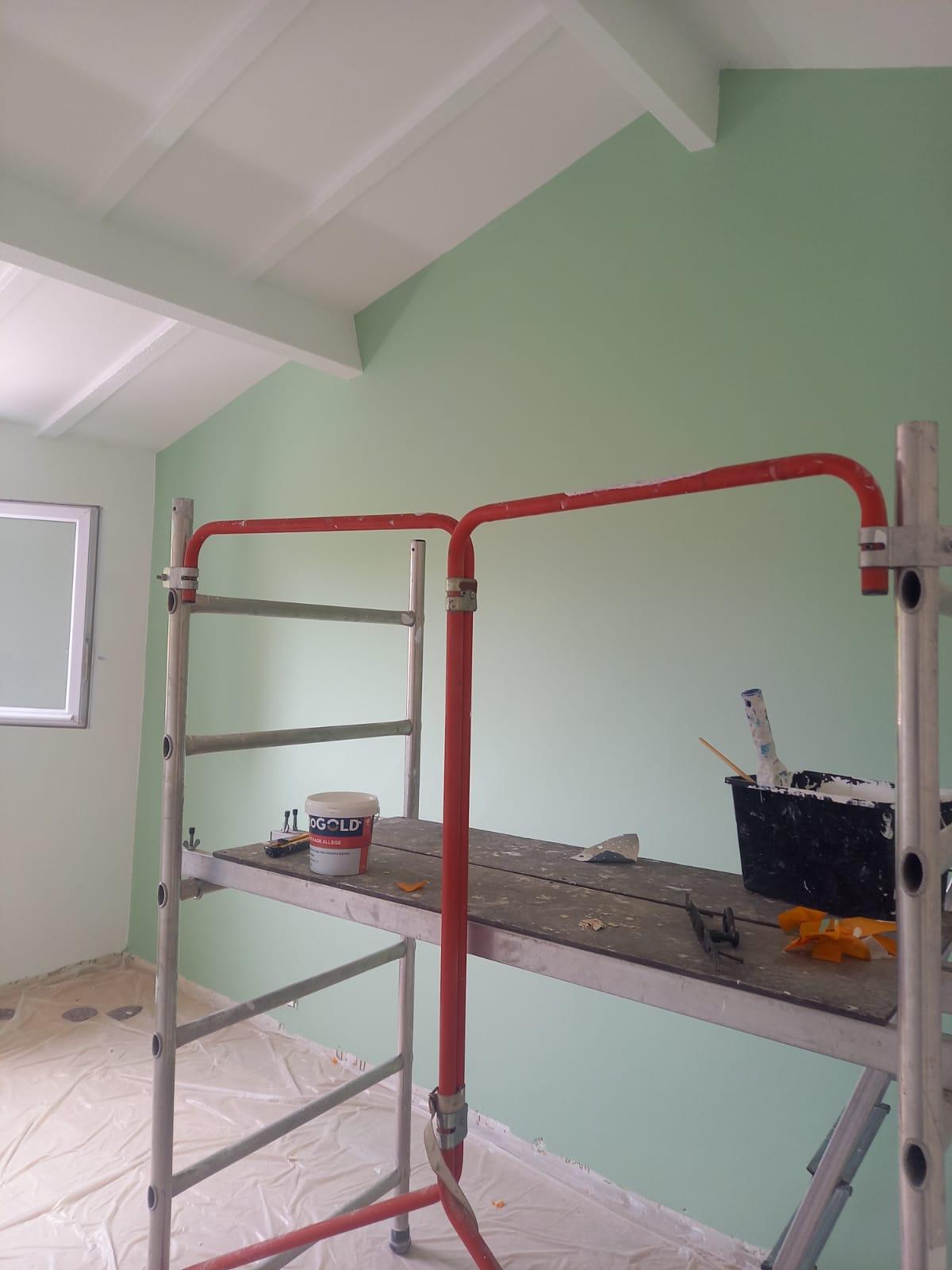 Travaux de peinture intérieure dans une maison des Landes avec préparation des murs avant finition