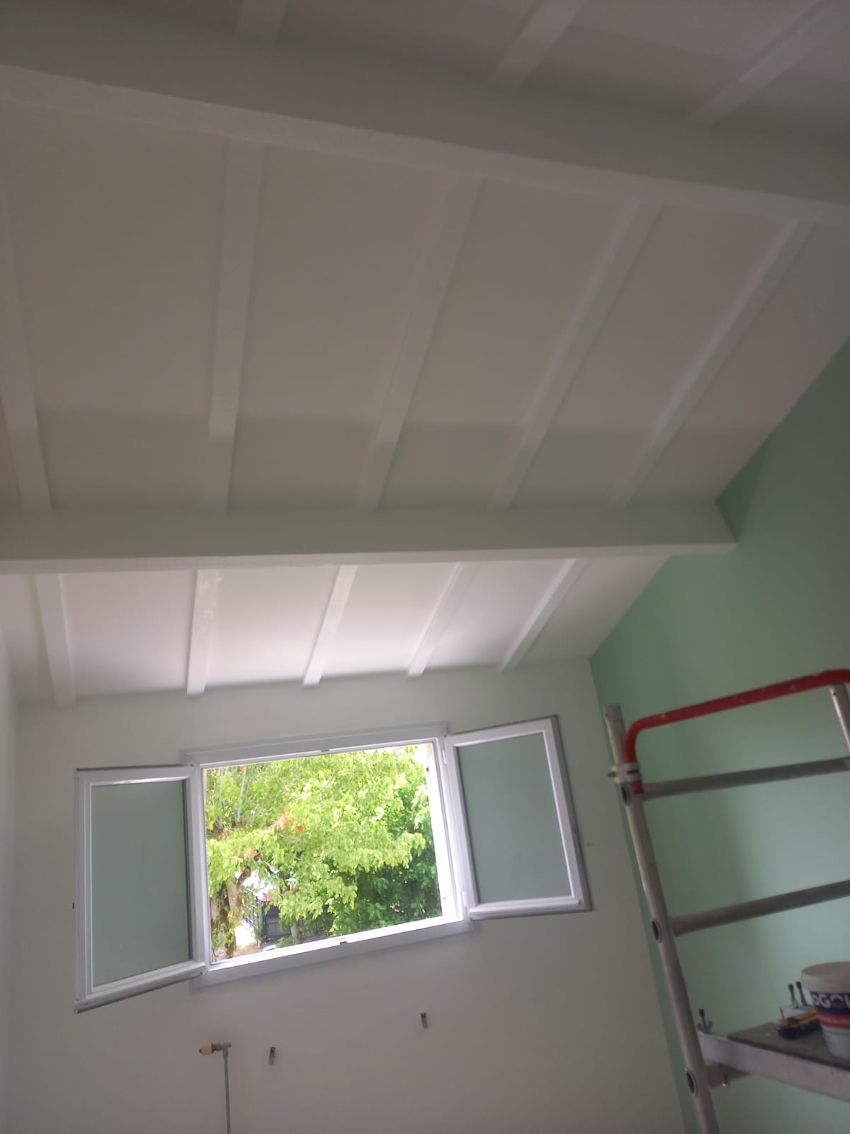 Finition de peinture intérieure sur plafond et murs dans une maison du Lot-et-Garonne