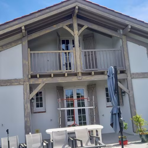 Façade de maison nettoyée avec colombages apparents dans le Lot-et-Garonne