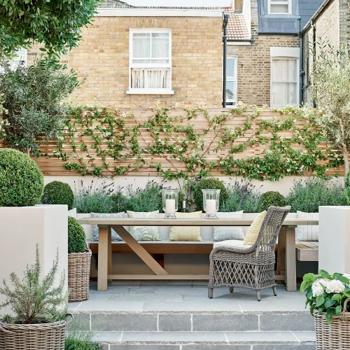 Terrasse de maison propre et entretenue après nettoyage extérieur