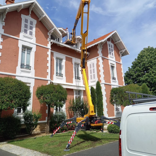 Nettoyage toiture maison Lot-et-Garonne avec nacelle élévatrice