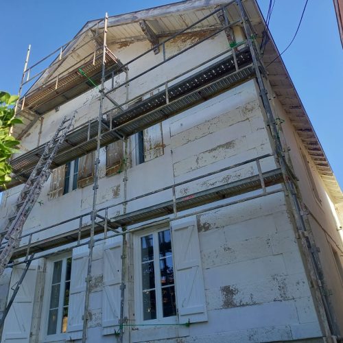 Préparation de façade et travaux de peinture extérieure sur maison dans le Lot-et-Garonne avec échafaudage