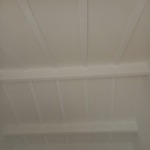 Finition de peinture intérieure sur plafond avec poutres dans une maison du Lot-et-Garonne